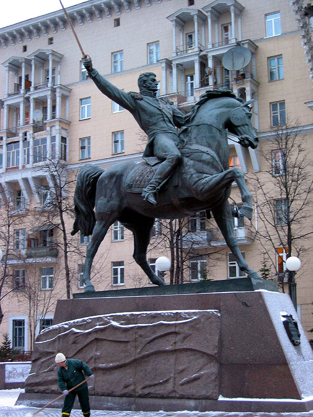 Памятники на коне в москве