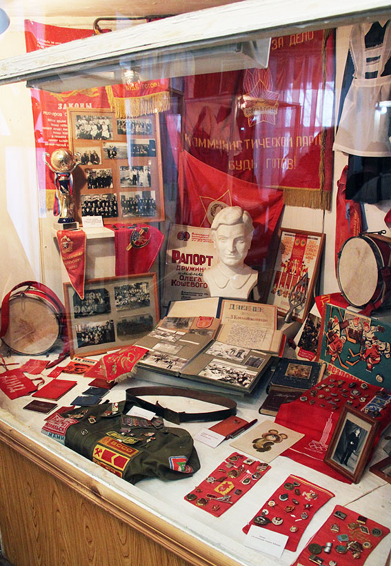 Атрибуты выставки. Атрибуты выставки. Оформление выставки поделок. Выставка о пионерии в библиотеке. Поделка для выставки ко дню поселка.